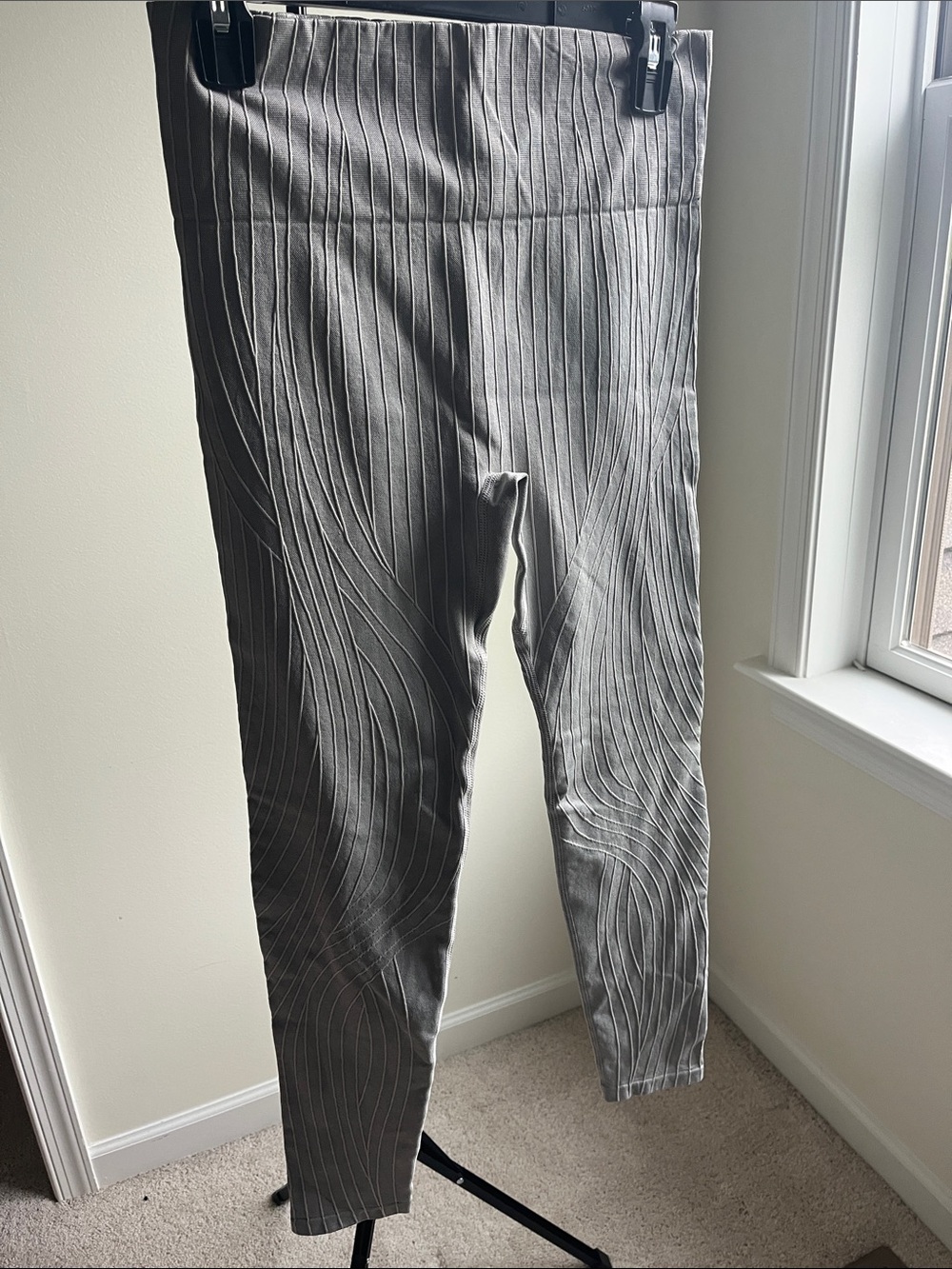Fabletics Gray Ribbed Wave-Pattern Leggings